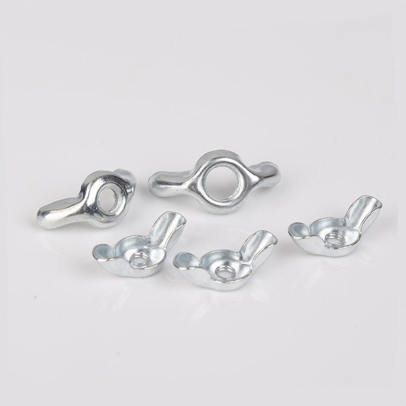 Krilata matica z zaobljenimi ušesi